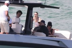 Gia đình cựu danh thủ David Beckham nghỉ trên du thuyền riêng dịp lễ Phục sinh