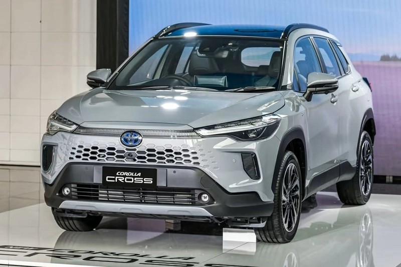 Toyota Corolla Cross 2024 thuộc bản nâng cấp giữa vòng đời (facelift). Trong hình là biến thể HEV