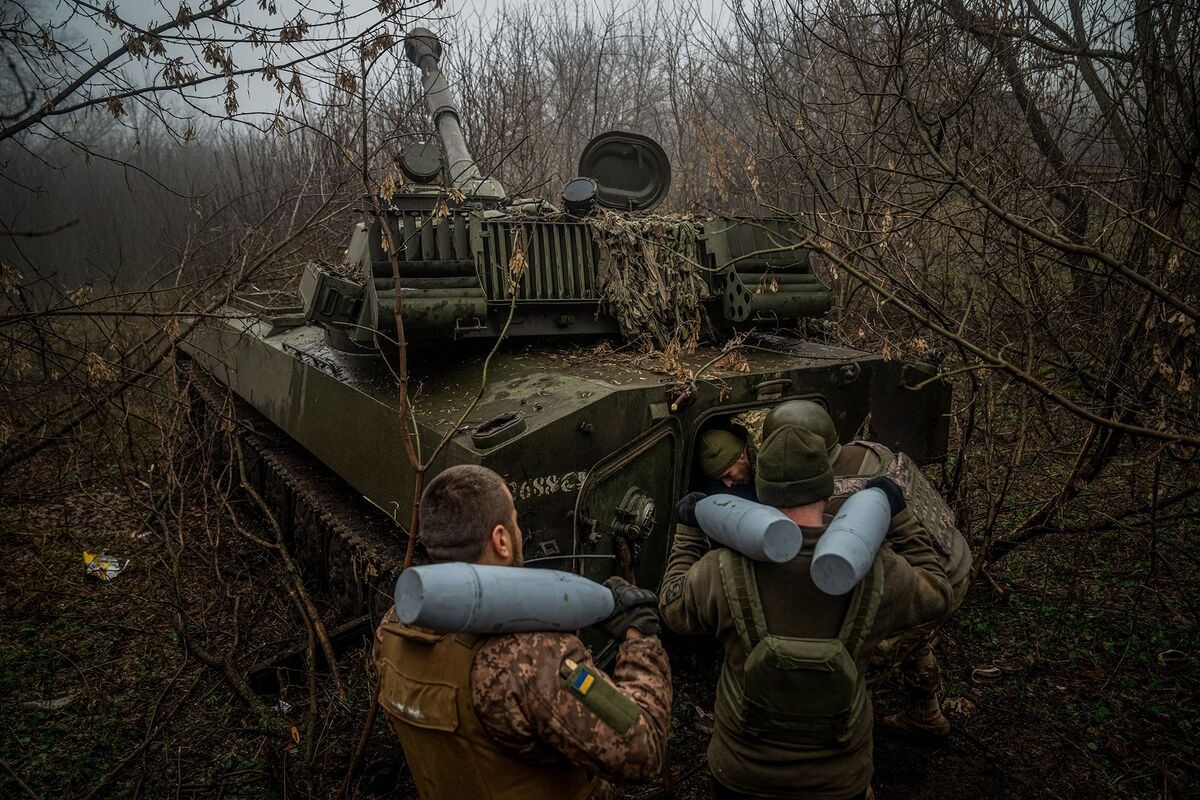 Lính pháo binh Ukraine nạp đạn bên trong pháo tự hành 2S1 Gvozdika tại một vị trí dọc chiến tuyến, khu vực Donetsk. (Nguồn: AFP)