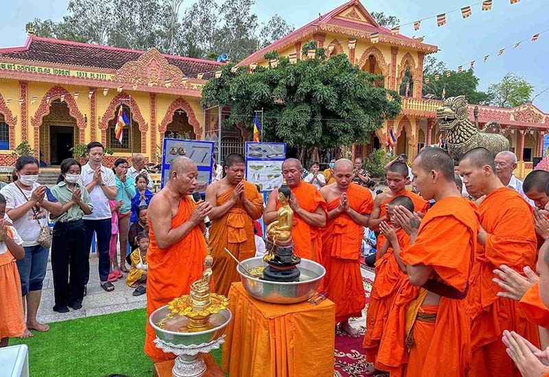 Lễ tắm Phật trong Tết cổ truyền Chol Chnam Thmay của đồng bào Khmer. Trong ảnh: Các nhà sư tiến hành các nghi lễ và thực hiện nghi thức tắm Phật tại chùa Buppharam, xã Hưng Hội, huyện Vĩnh Lợi, tỉnh Bạc Liêu. (Nguồn: TTXVN)
