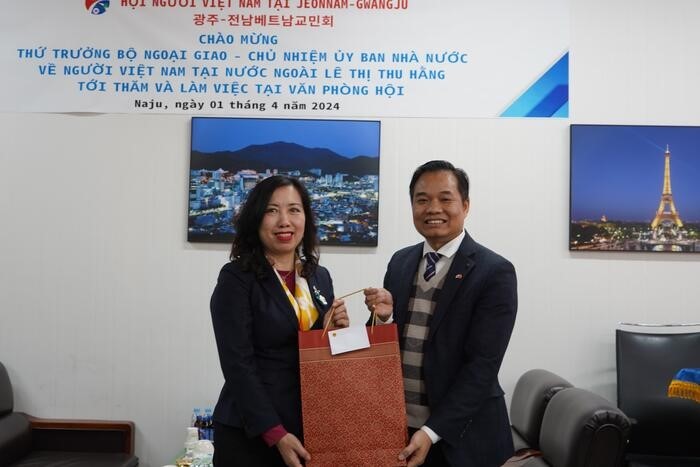 Thứ trưởng Ngoại giao Lê Thị Thu Hằng gặp gỡ cộng đồng người Việt tại Jeonbuk và Jeonam Gwang Ju, Hàn Quốc