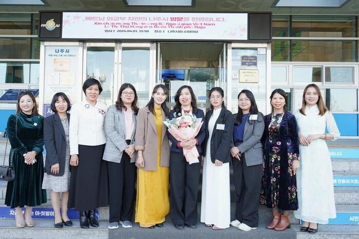 Thứ trưởng Ngoại giao Lê Thị Thu Hằng gặp gỡ cộng đồng người Việt tại Jeonbuk và Jeonam Gwang Ju, Hàn Quốc