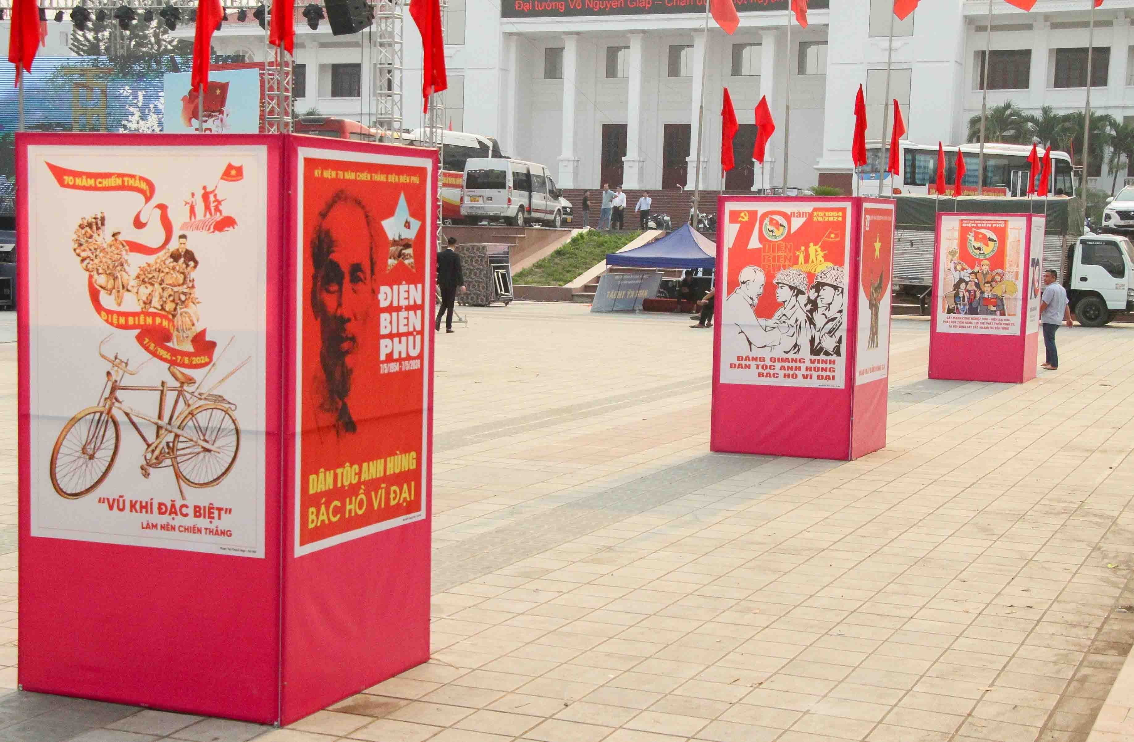 Triển lãm 70 bức tranh cổ động tuyên truyền tấm lớn về chiến thắng Điện Biên Phủ