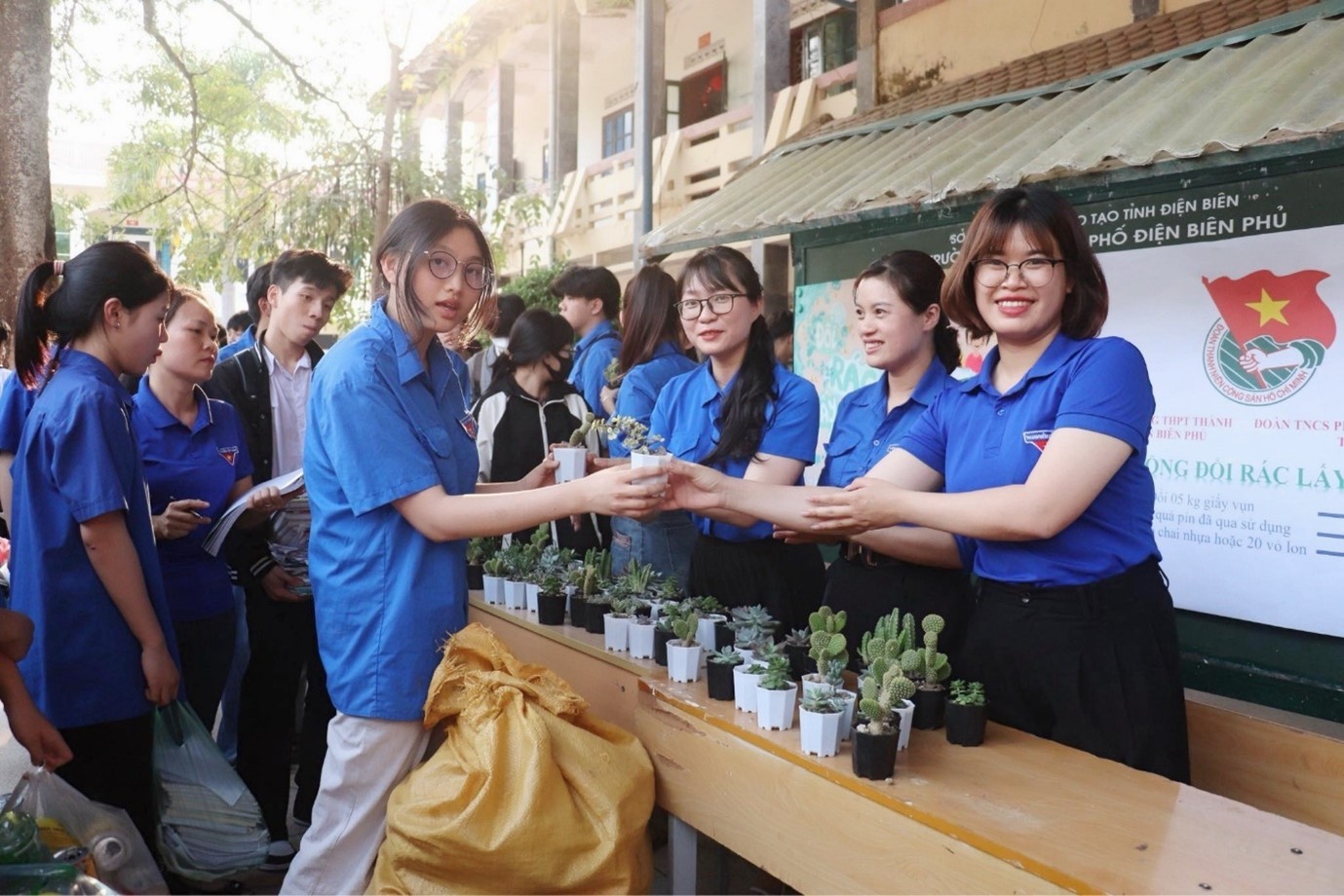 Đoàn viên, thanh niên Trường THPT Thành phố Điện Biên Phủ tham gia hoạt động đổi rác lấy cây.