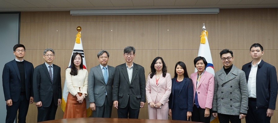 Thứ trưởng Bộ Ngoại giao Lê Thị Thu Hằng làm việc với Cơ quan người Hàn Quốc ở nước ngoài