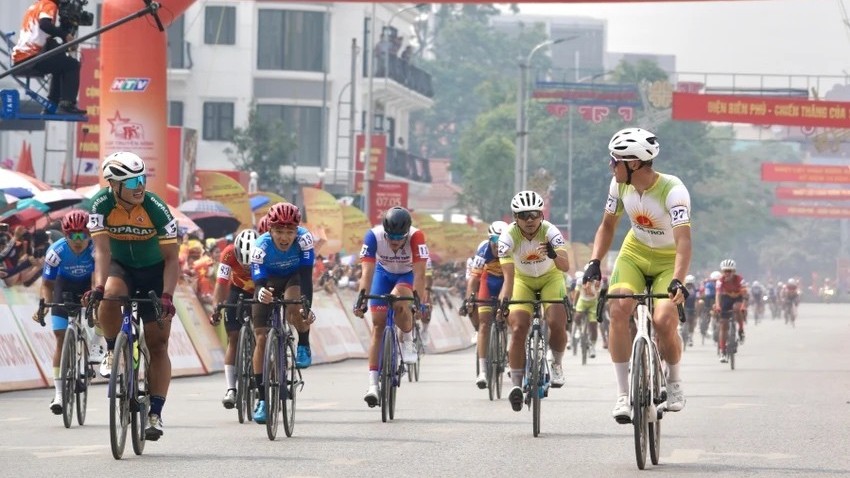 Điện Biên: Hơn 100 tay đua xe đạp bắt đầu chặng tranh tài tại Giải đua xe đạp Cúp Truyền hình TP. Hồ Chí Minh 2024
