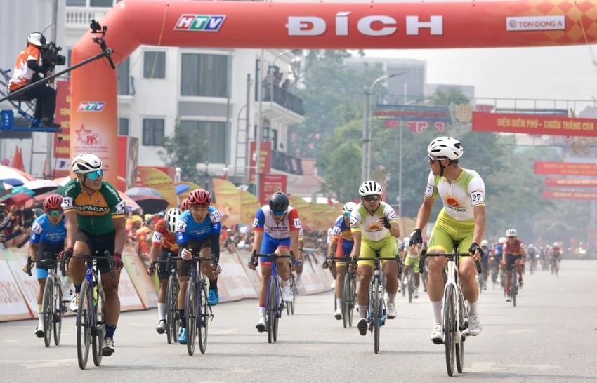 Điện Biên: Hơn 100 tay đua xe đạp khởi đầu chặng tranh tài tại Giải đua xe đạp Cúp Truyền hình 2024