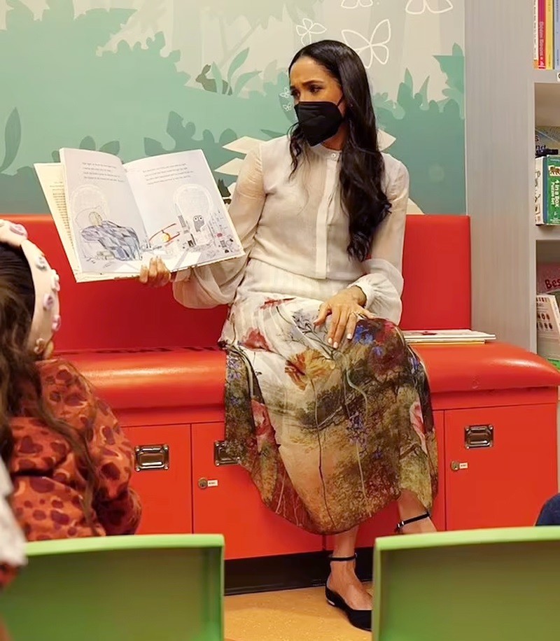 Hình ảnh Nữ công tước xứ Sussex thân thiện đọc sách cho trẻ em ở bệnh viện nhi