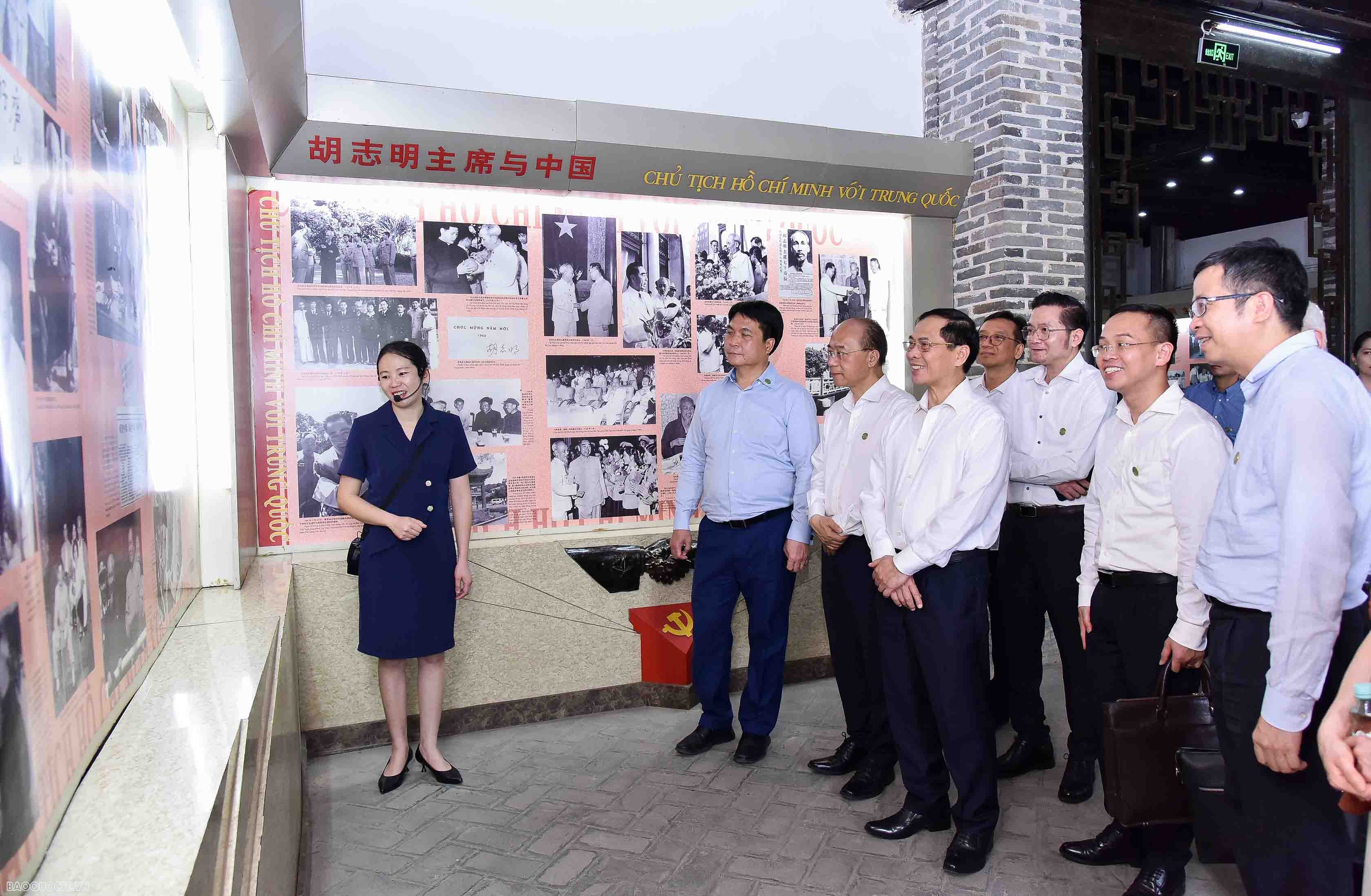 Tại đây, Bộ trưởng đã nghe giới thiệu về con đường hoạt động cách mạng của Chủ tịch Hồ Chí Minh tại Trung Quốc, ý nghĩa của các kỷ vật của Bác Hồ cùng các cán bộ cách mạng Việt Nam sang Trung Quốc tìm đường cứu nước còn được lưu giữa tại Nhà lưu niệm cho đến nay.