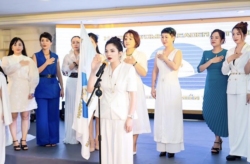 Doanh nhân Trần Khôi phụ trách điều hành Happy Women Miền Bắc 2, Miền Bắc 3 và Miền Bắc 8 phát biểu tại lễ ra mắt Ban điều hành.