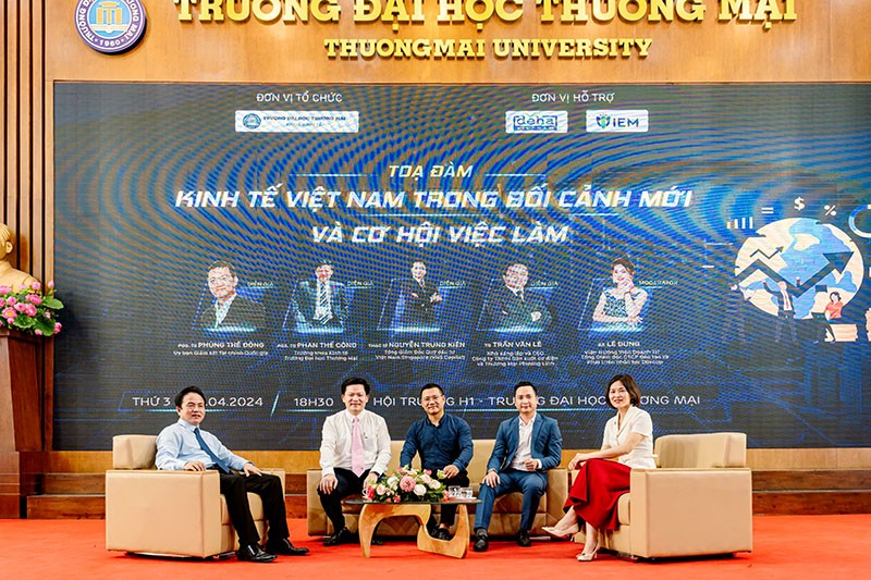 Các diễn giả tại tọa đàm “Kinh tế Việt Nam trong bối cảnh mới và cơ hội việc làm”