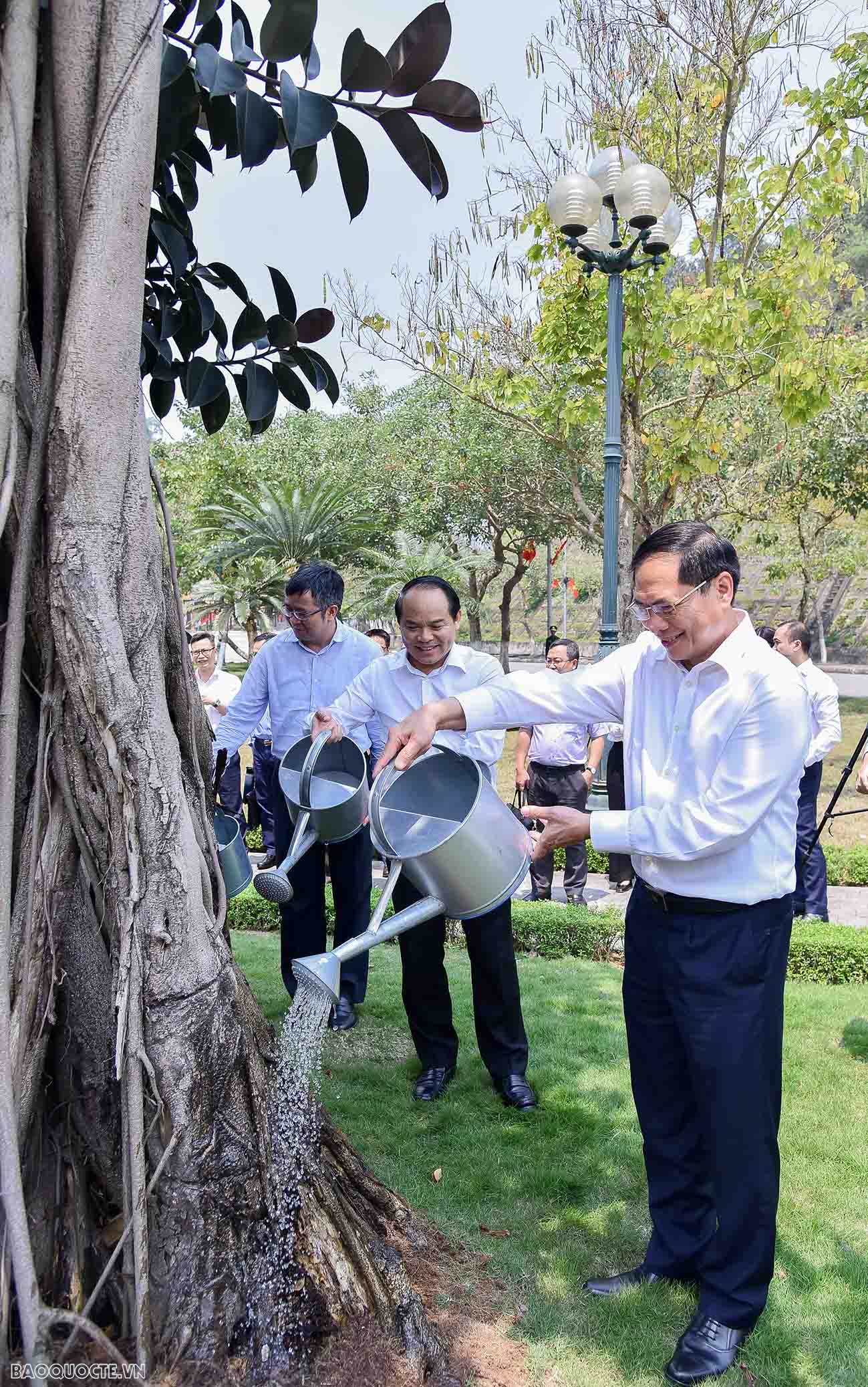 Tổng Bí thư Nguyễn Phú Trọng và Đoàn đã trồng cây lưu niệm tại khuôn viên Cửa khẩu. Đại sứ Trung Quốc tại Việt Nam Hùng Ba cùng tham dự hoạt động này. Chính vì vậy, cây đa là minh chứng rõ nét cho mối quan hệ giữa 2 nước Việt Nam - Trung Quốc liên tục được đắp xây, vun trồng từ những điều giản dị. 