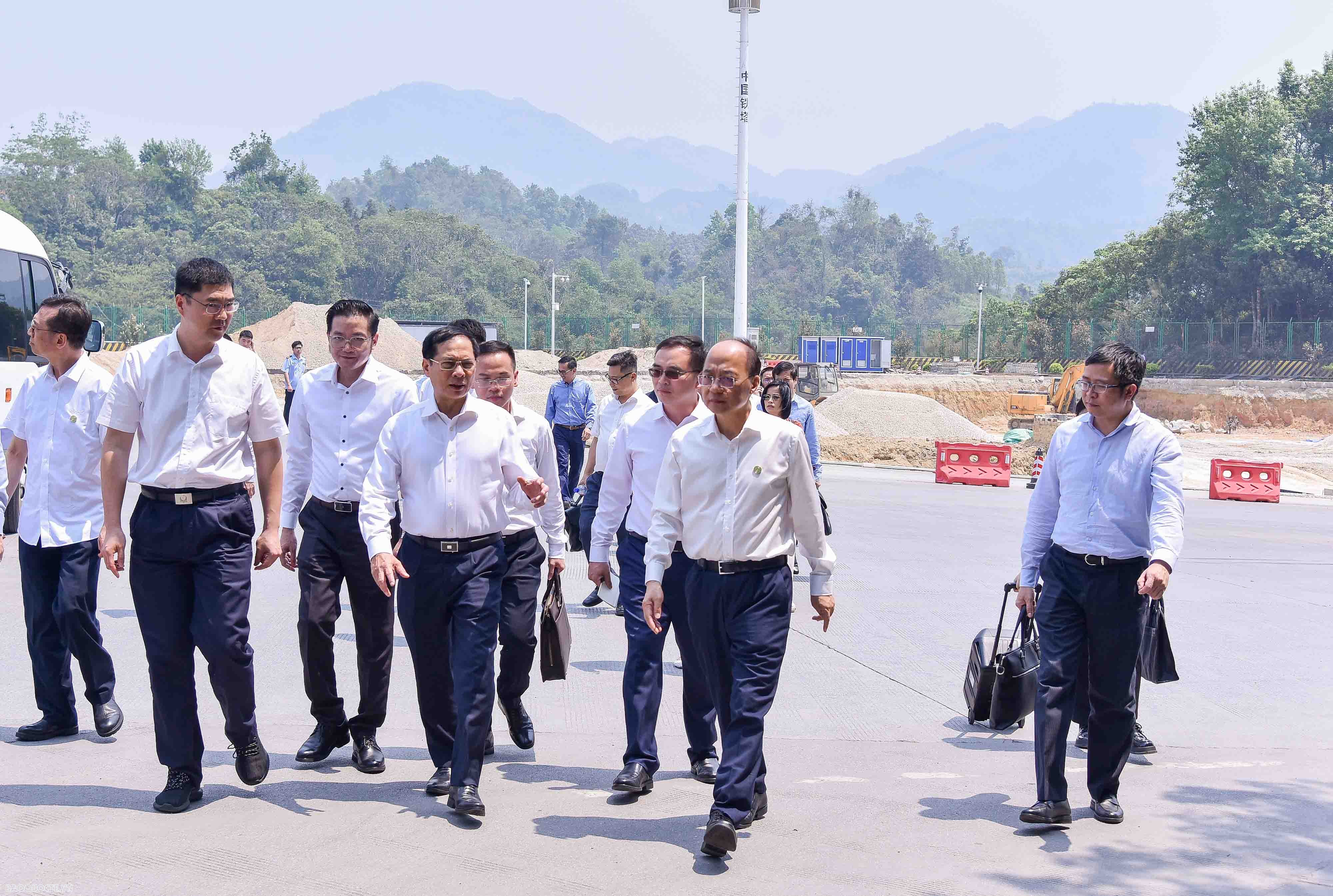 Bộ trưởng Ngoại giao Bùi Thanh Sơn cũng đã có chuyến khảo sát tuyến đường vận chuyển hàng hoá chuyên dụng cửa khẩu Hữu nghị. 