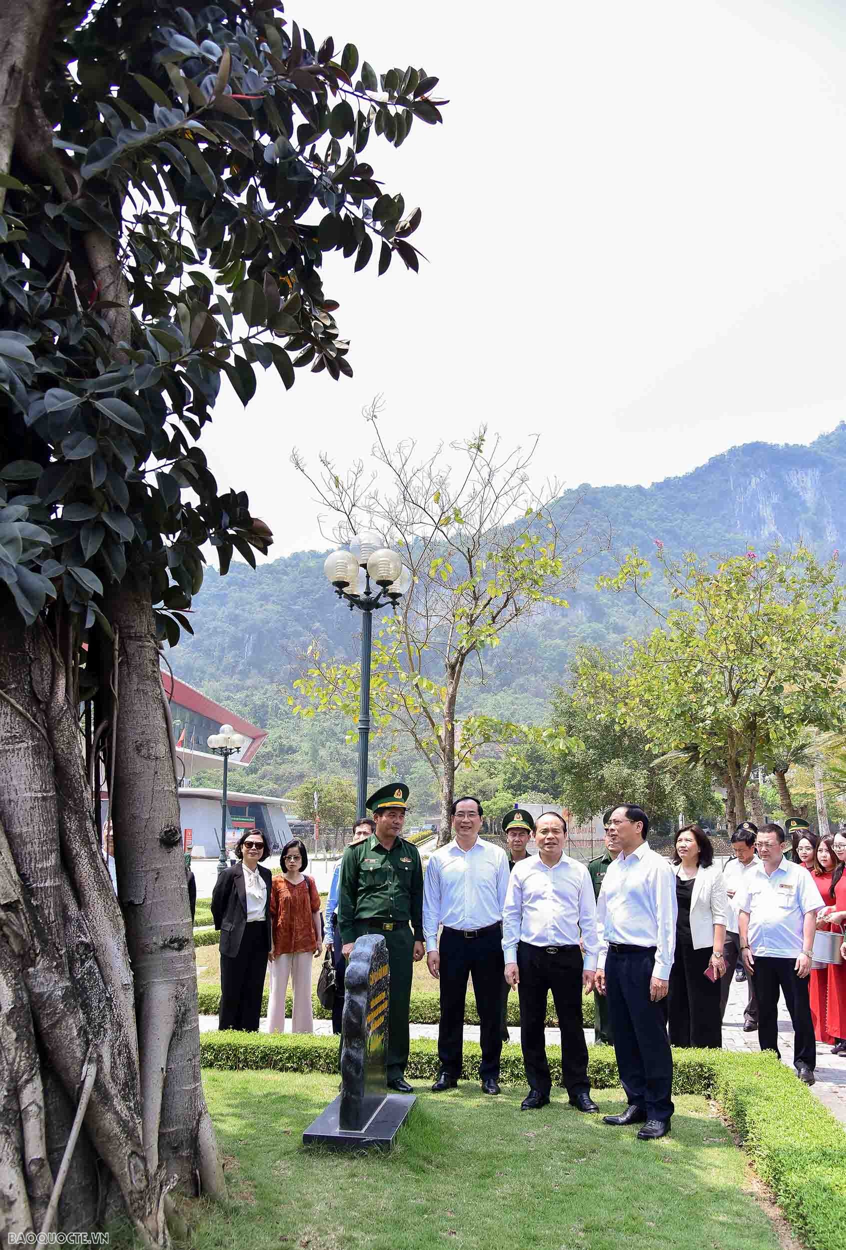 Bộ trưởng Ngoại giao Bùi Thanh Sơn thăm các ‘địa chỉ đỏ’ thể hiện tình hữu nghị Việt Nam-Trung Quốc