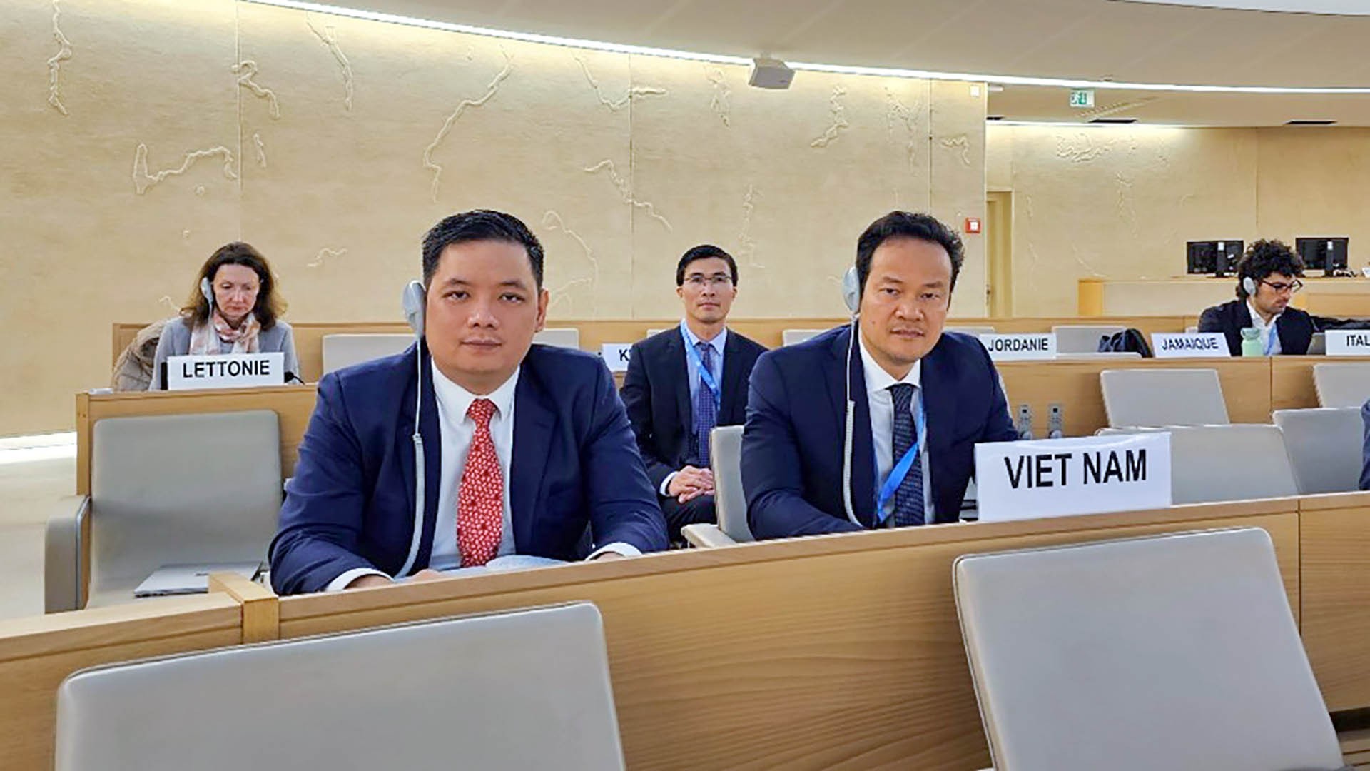 Đại sứ Mai Phan Dũng (bên phải) phát biểu tại Phiên họp. (Ảnh: Phái đoàn Việt Nam tại Geneva)