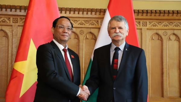 NA Vice Chairman Tran Quang Phuong holds talks with Hungarian counterpart