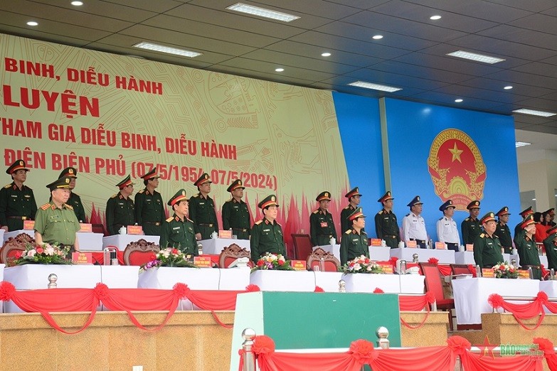 Các đại biểu dự hợp luyện các lực lượng vũ trang tham gia diễu binh, diễu hành kỷ niệm 70 năm Chiến thắng Điện Biên Phủ.
