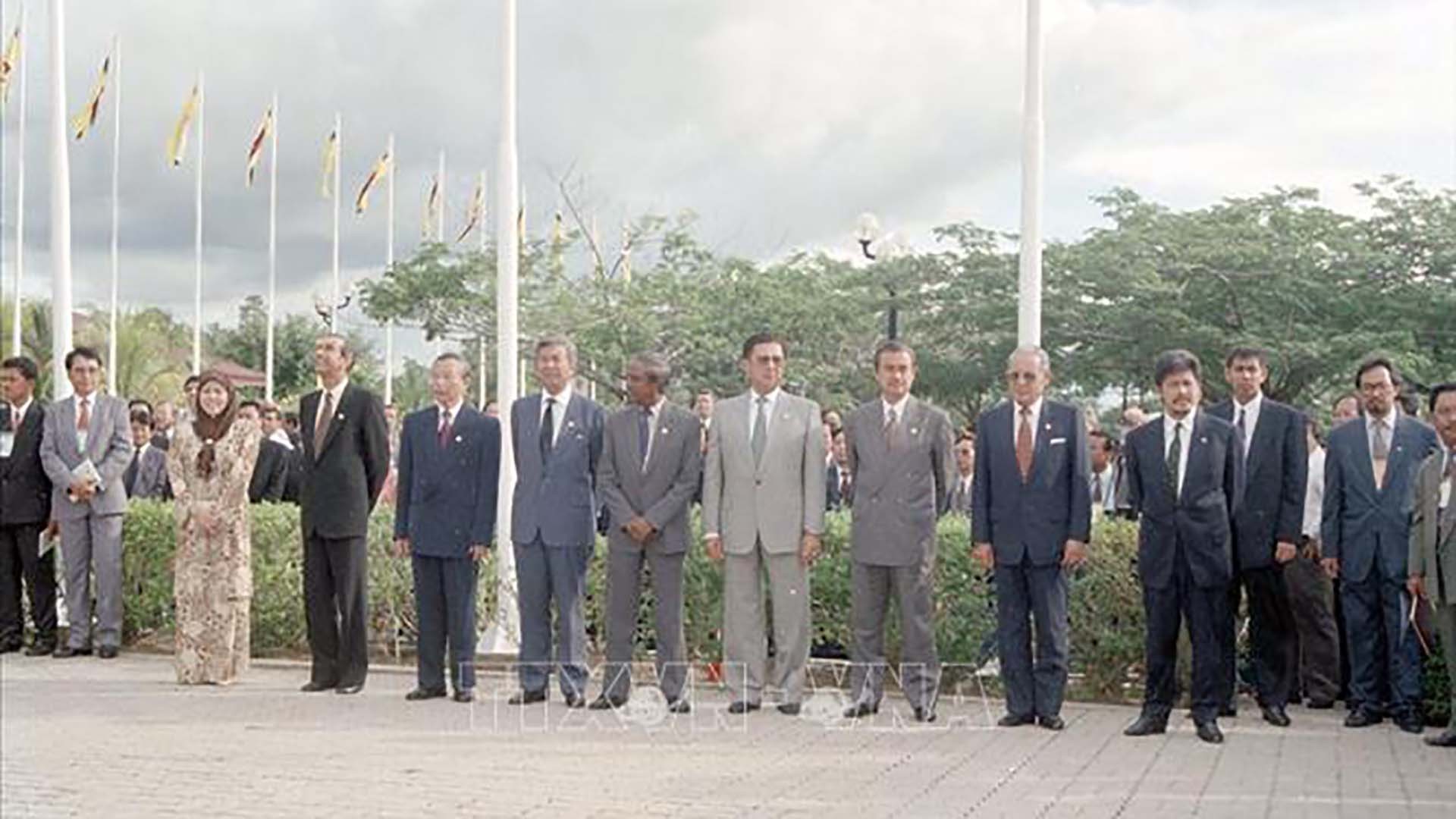 Bộ trưởng Ngoại giao các nước ASEAN dự lễ kéo cờ Việt Nam tại Trung tâm hội nghị quốc tế ở thủ đô Bandar Seri Begawan, Brunei, ngày 28/7/1995. (Nguồn: TTXVN)