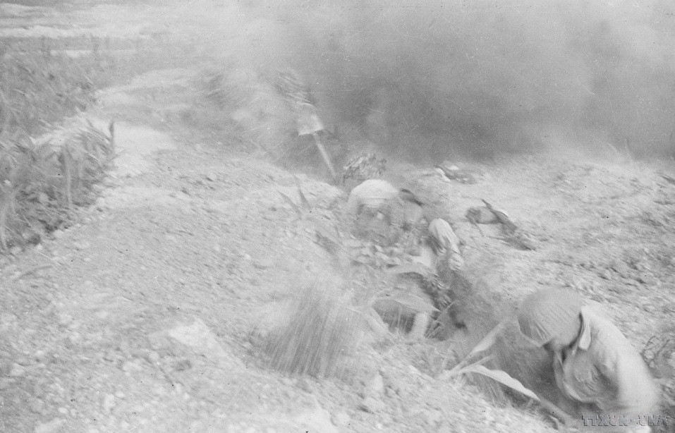 Trong đợt tấn công thứ 2, quân đội ta vừa đào giao thông hào vừa bắn vào vị trí 206 (cách sân bay Mường Thanh 100m về phía Tây). (Nguồn: Tư liệu TTXVN)
