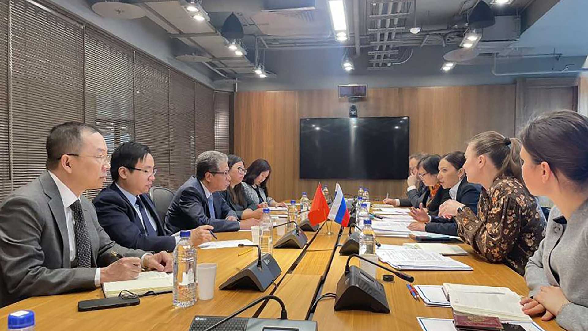 Đại sứ Đặng Minh Khôi gặp Thứ trưởng Bộ Phát triển số, thông tin liên lạc và truyền thông đại chúng Liên bang Nga Bella Cherkesova.