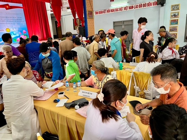 Đoàn công tác Việt Nam khám bệnh, phát thuốc và tặng quà tại tỉnh Savannakhet, Lào