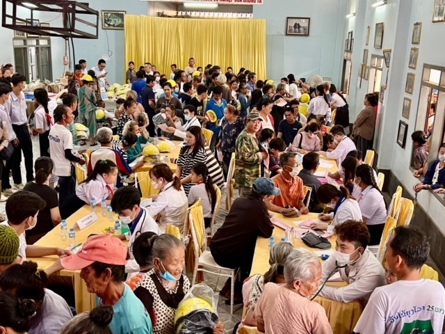 Đoàn công tác Việt Nam khám bệnh, phát thuốc và tặng quà tại tỉnh Savannakhet, Lào
