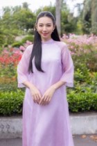 Sao Việt: Diễn viên Hồng Diễm lên đồ thanh lịch, Hoa hậu Thùy Tiên dịu dàng trong tà áo dài