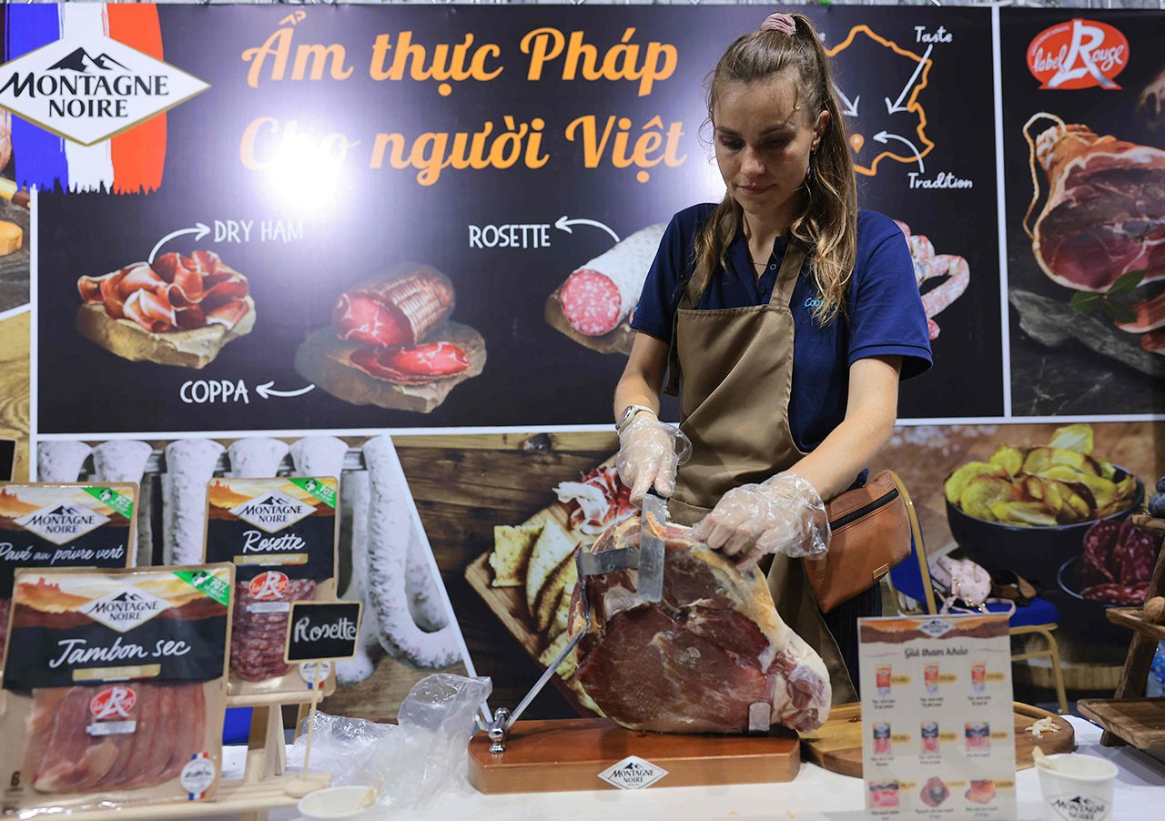 Đặc sản thịt đến từ Pháp được giới thiệu tại lễ hội. Ảnh: Hoàng Hiếu - TTXVN