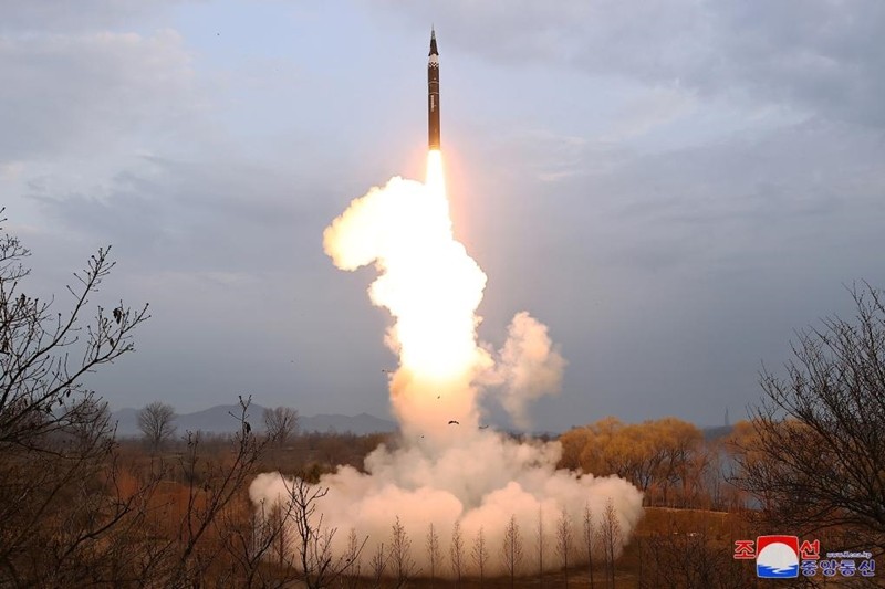 Bức ảnh do KCNA cung cấp cho thấy một lên lửa siêu vượt âm tầm trung được phóng đi tại Triều Tiên, ngày 2/4/2024.