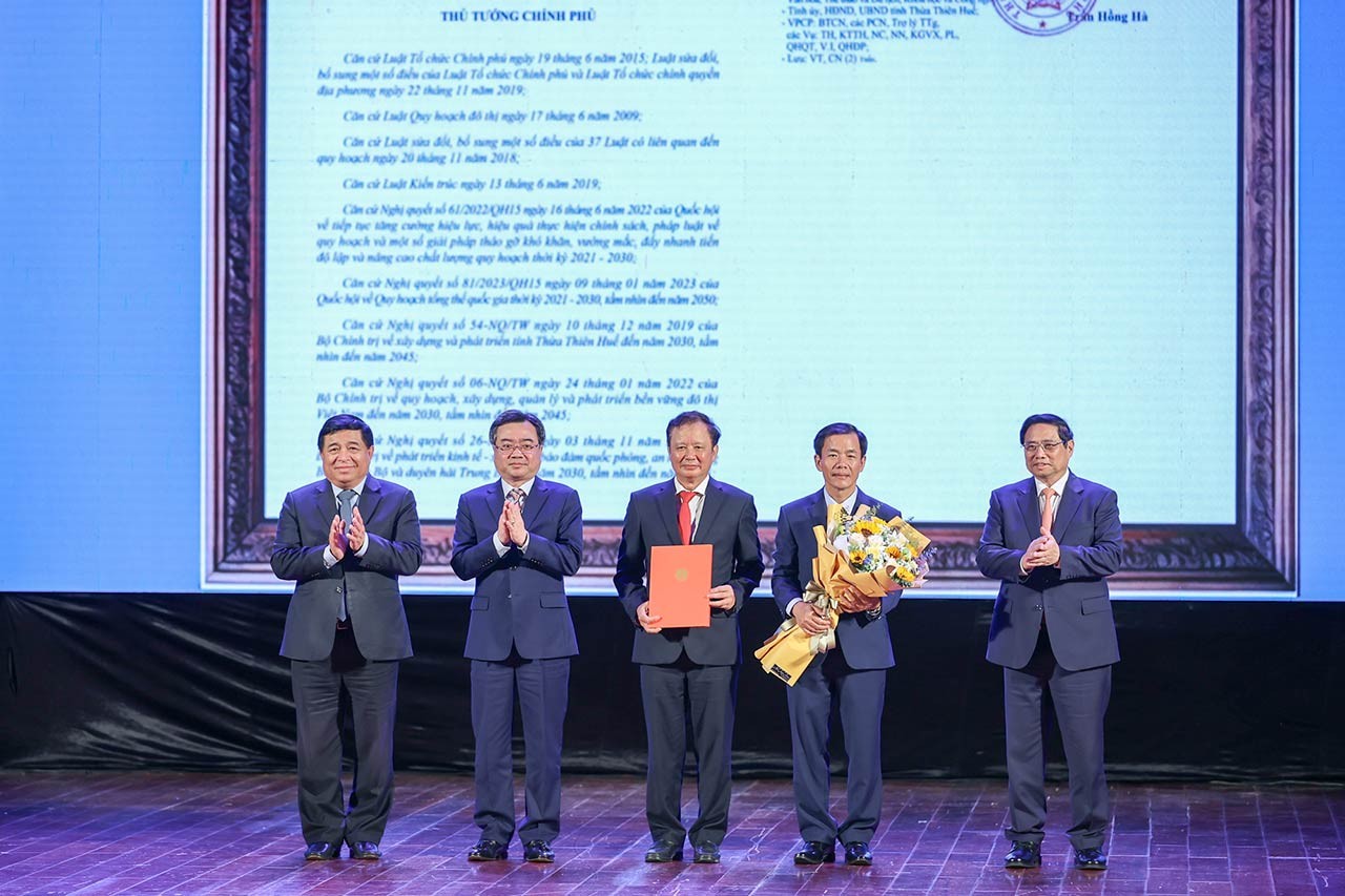 Thủ tướng Chính phủ trao Quyết định phê duyệt Quy hoạch chung đô thị tỉnh Thừa Thiên Huế đến năm 2045, tầm nhìn đến năm 2065 cho lãnh đạo tỉnh Thừa Thiên Huế. (Nguồn: VGP News)