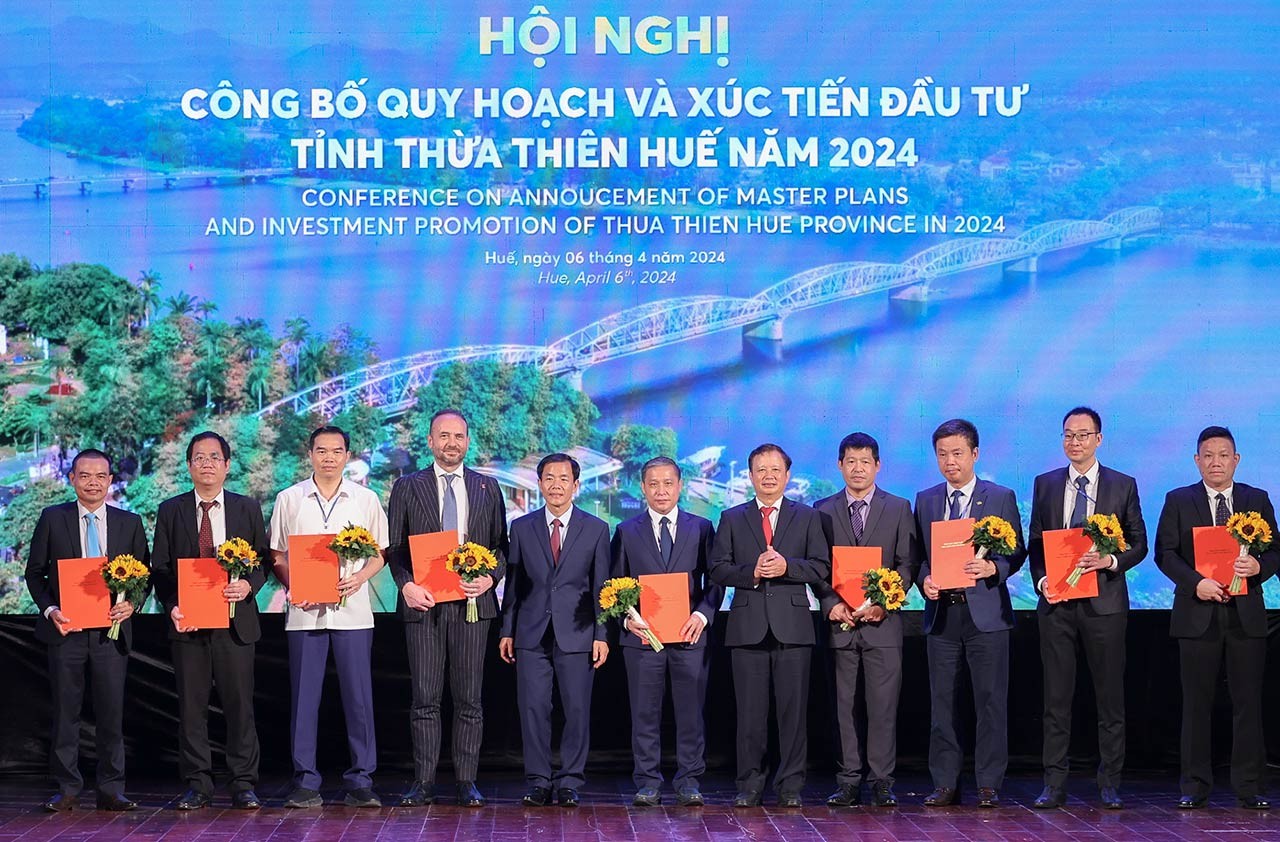 Bí thư Tỉnh ủy và Chủ tịch UBND tỉnh Thừa Thiên Huế trao giấy chứng nhận đăng ký đầu tư, quyết định chấp thuận chủ trương đầu tư, văn bản nghiên cứu cho các dự án. (Nguồn: VGP News)