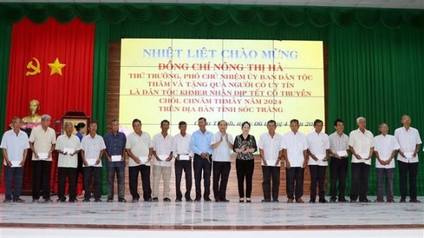 Đoàn công tác của Ủy ban Dân tộc thăm, chúc Tết Chol Chnam Thmay của đồng bào dân tộc Khmer