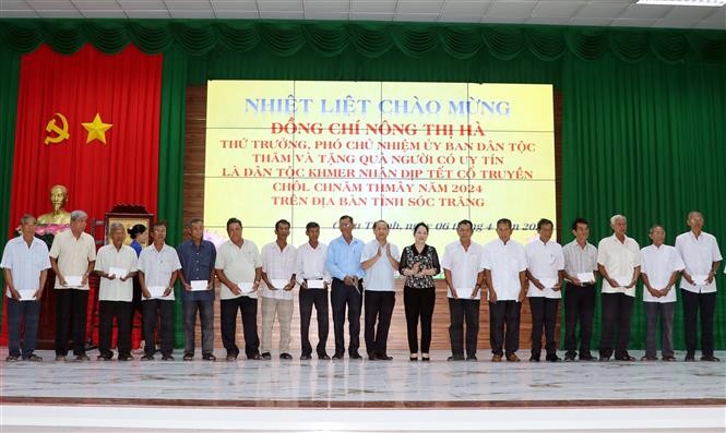 Đoàn công tác của Ủy ban Dân tộc thăm, chúc Tết Chol Chnam Thmay của đồng bào dân tộc Khmer