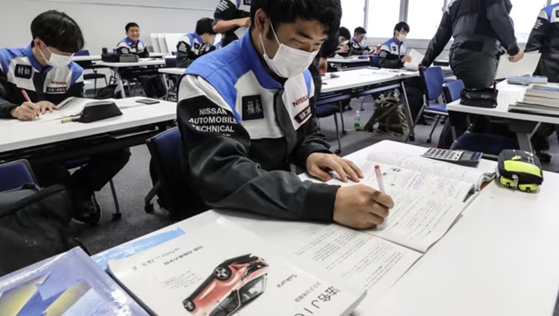 Khi dân số Nhật Bản giảm, nhu cầu về thợ cơ khí ô tô được đào tạo đang vượt xa nguồn cung. (Ảnh của Ken Kobayashi)