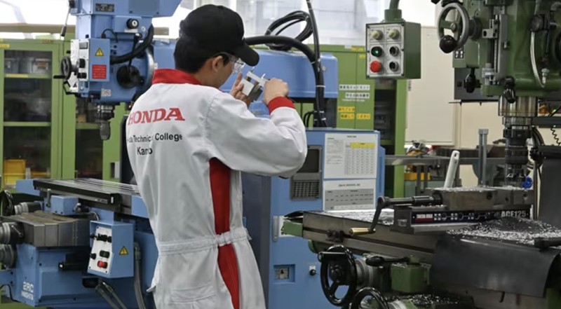 Một sinh viên tại trường Cao đẳng Kỹ thuật Honda ở quận Saitama, phía bắc Tokyo, đang làm việc trên một mảnh kim loại. Một số chuyên gia kỳ cựu trong ngành ô tô Nhật Bản lo ngại rằng thế hệ trẻ nước này đang mất dần hứng thú với “thế giới ô tô”. (Ảnh của Sayumi Take) 