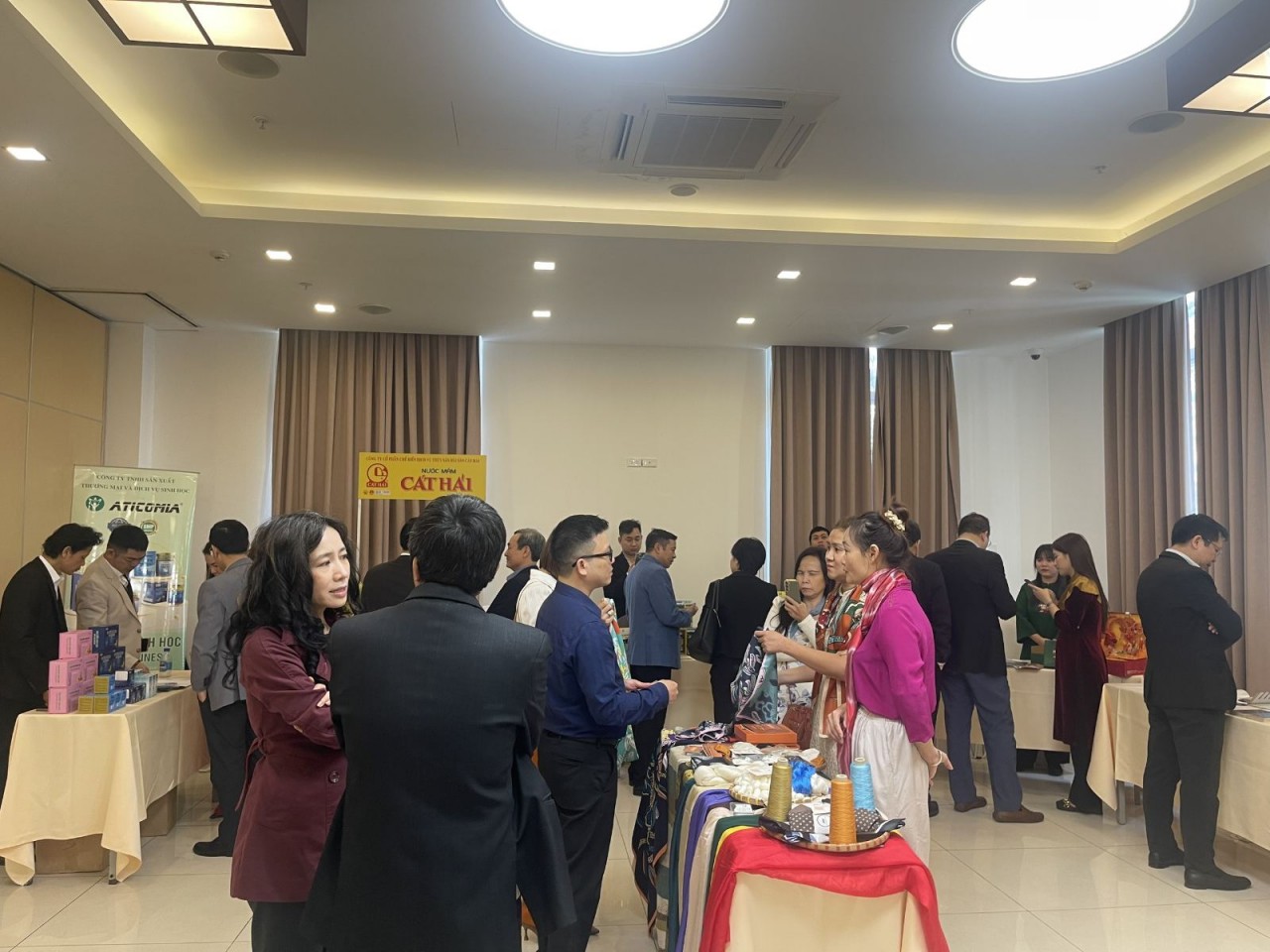Thúc đẩy kết nối, xúc tiến đầu tư, thương mại giữa các doanh nhân với Trưởng cơ quan đại diện Việt Nam tại nước ngoài