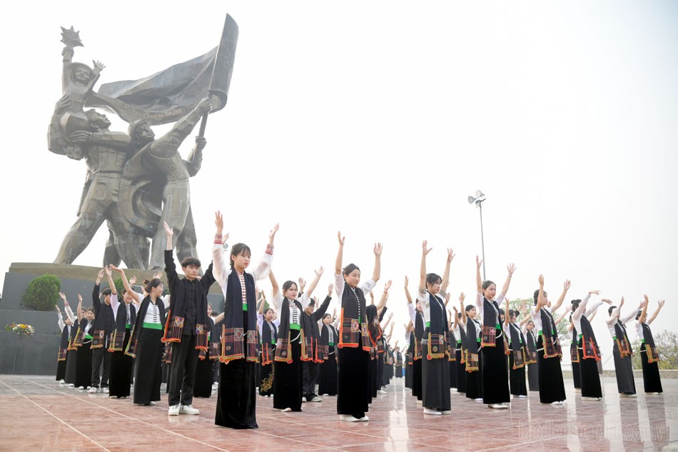 Công diễn dân vũ, điệu nhảy đường phố của học sinh, sinh viên tỉnh Điện Biên