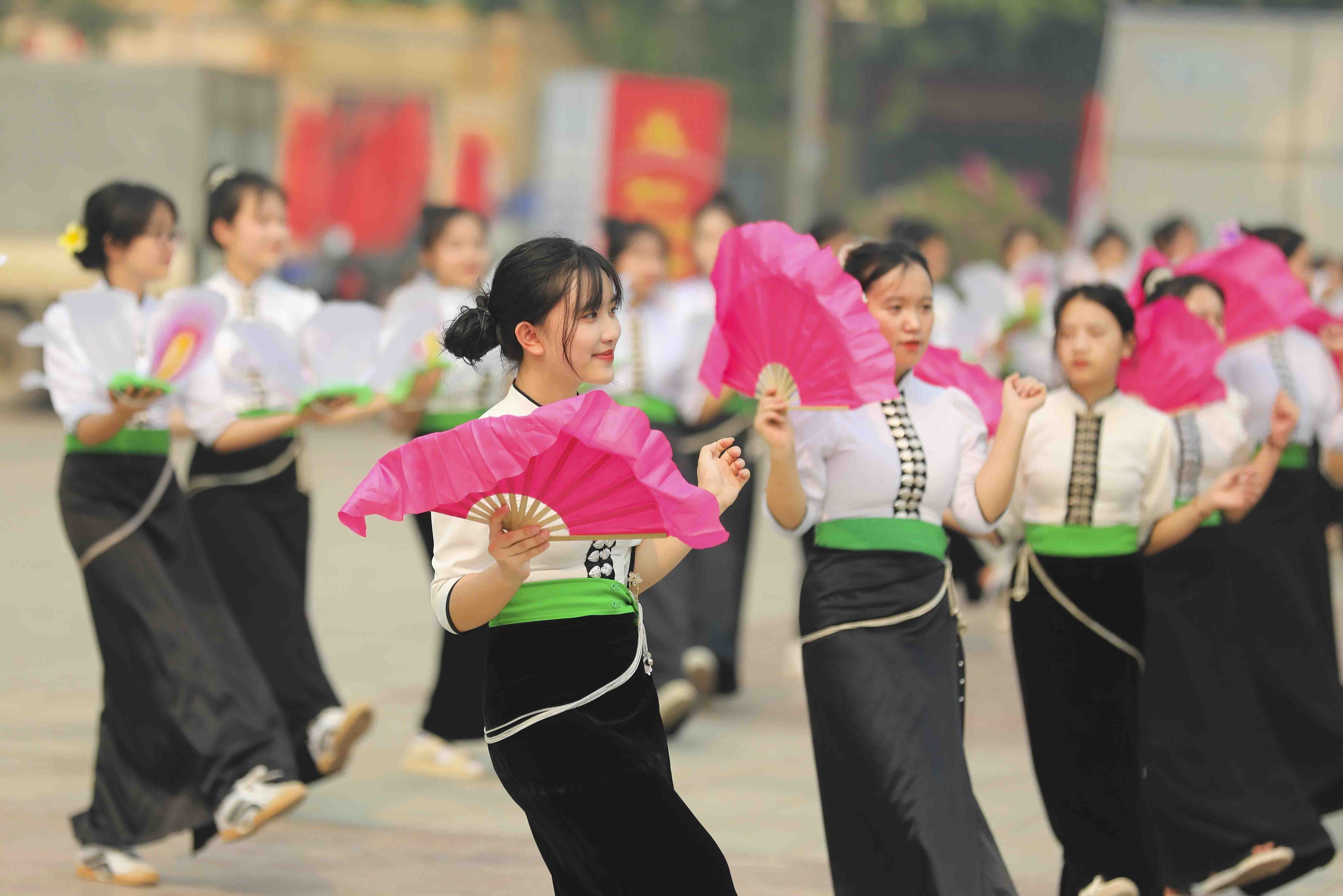 Chương trình công diễn lựa chọn từ những tiết mục xuất sắc đoạt giải trong Hội thi Dân vũ, Điệu nhảy đường phố dành cho học sinh, sinh viên tỉnh Điện Biên lần thứ I, năm 2024.