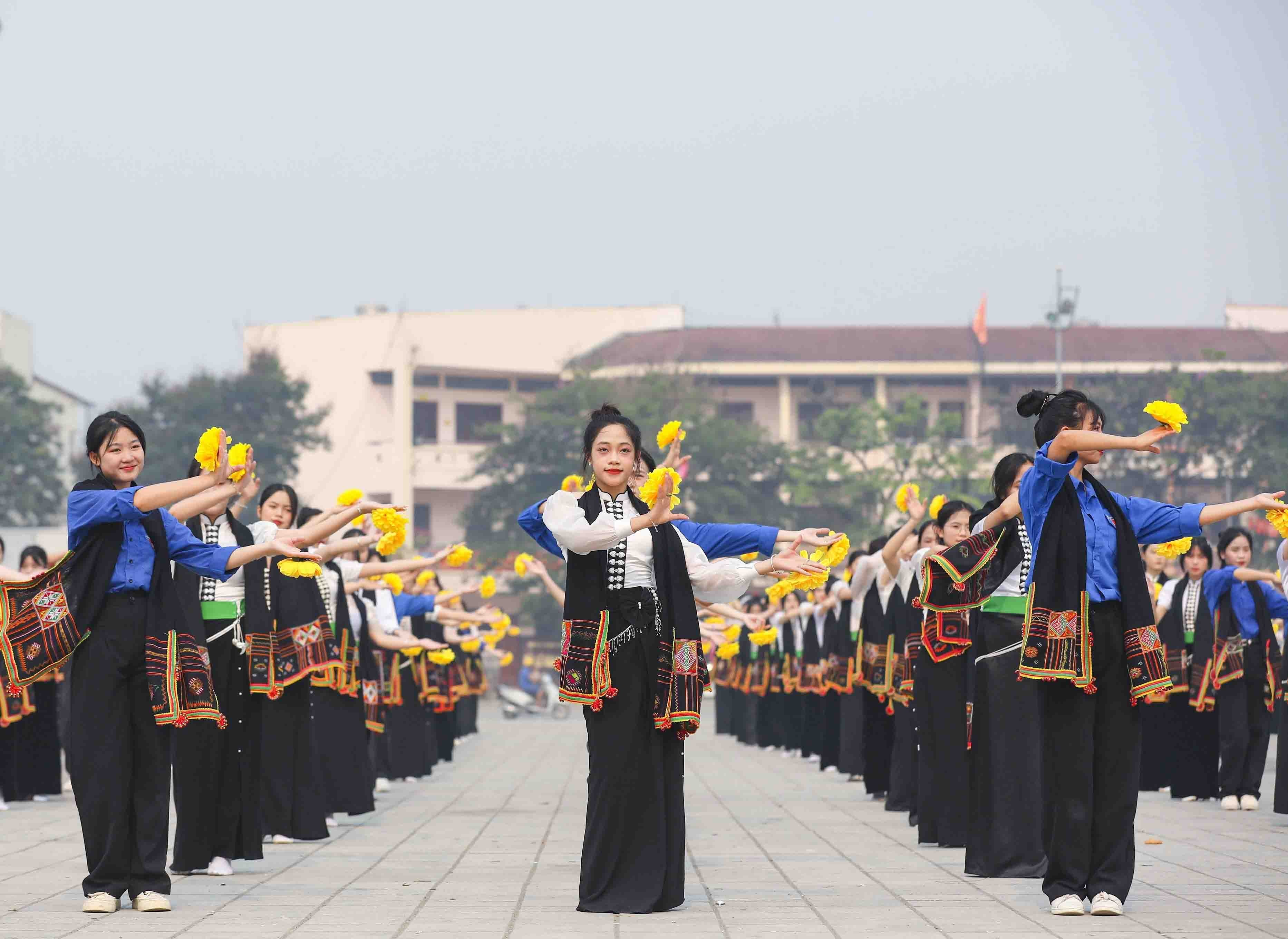 Thông qua chương trình sẽ thu hút khách tham quan du lịch về với Điện Biên chiêm ngưỡng, trải nghiệm và hòa mình vào những điệu múa, điệu nhảy gần gũi, đắm say cùng nhân dân các dân tộc tỉnh Điện Biên.