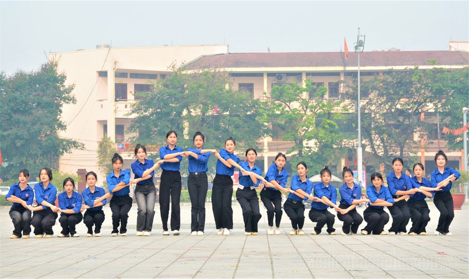 Học sinh Trường THPT huyện Điện Biên khỏe khoắn trong trang phục thanh niên Việt Nam, đồng diễn bài “Những ngôi sao xa xôi” mang nhiều ý nghĩa nhân văn. (Nguồn: Báo Điện Biên Phủ)