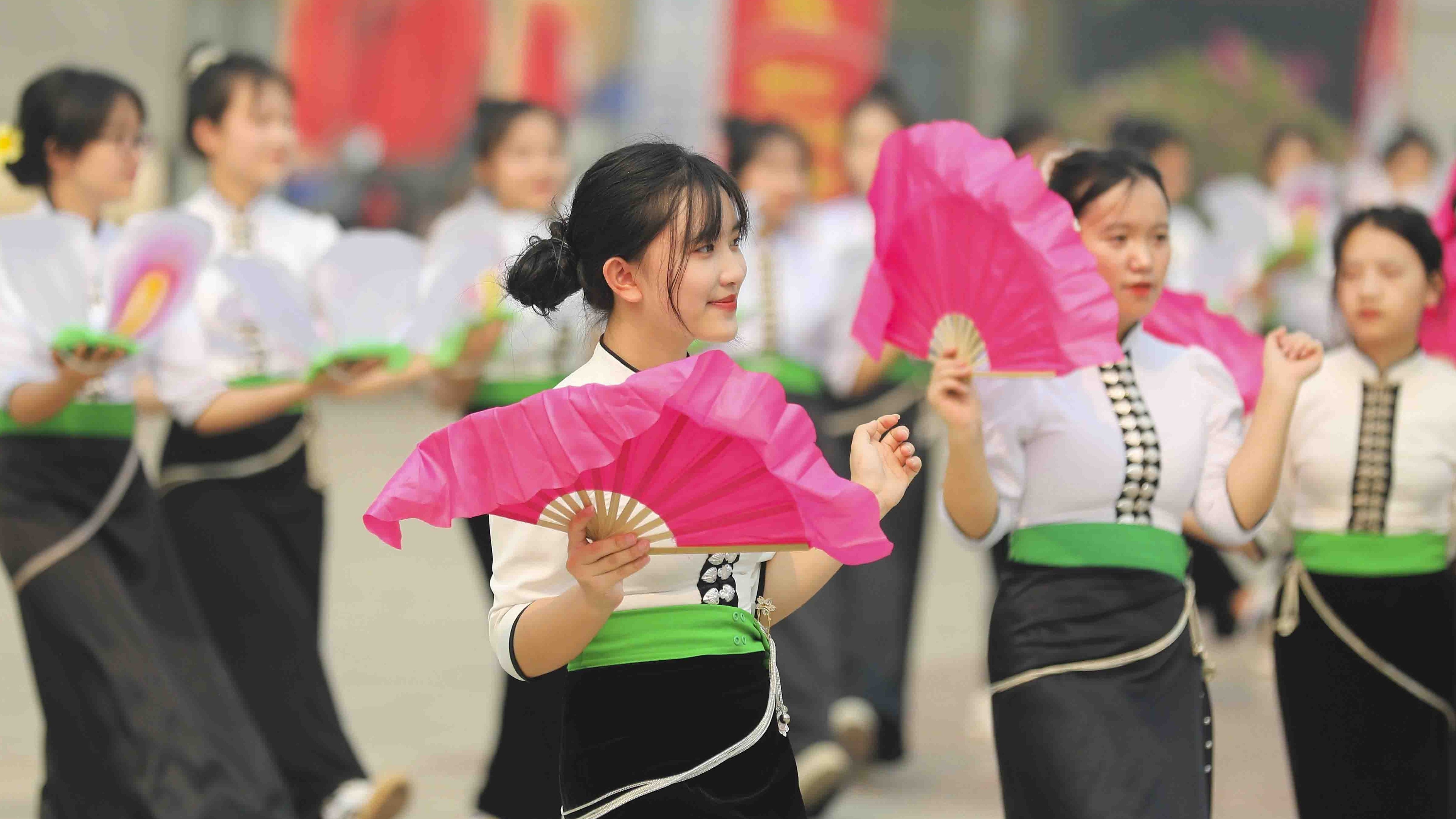 Công diễn dân vũ, điệu nhảy đường phố của học sinh, sinh viên tỉnh Điện Biên