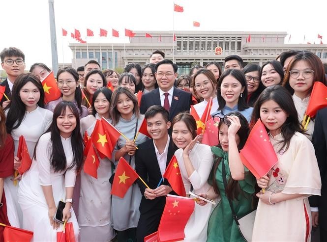 Cán bộ, nhân viên Đại sứ quán và đại diện cộng đồng người Việt Nam đón Chủ tịch Quốc hội Vương Đình Huệ tại sân bay quốc tế Bắc Kinh. Ảnh: Nhan Sáng – TTXVN