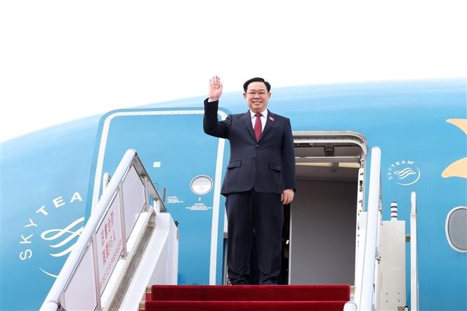 Chủ tịch Quốc hội Vương Đình Huệ đến sân bay quốc tế Bắc Kinh. Ảnh: Nhan Sáng – TTXVN