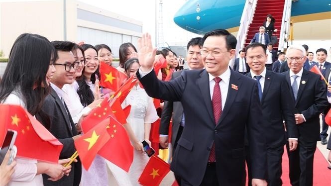 Chủ tịch Quốc hội Vương Đình Huệ đến Bắc Kinh, bắt đầu chuyến thăm chính thức Trung Quốc