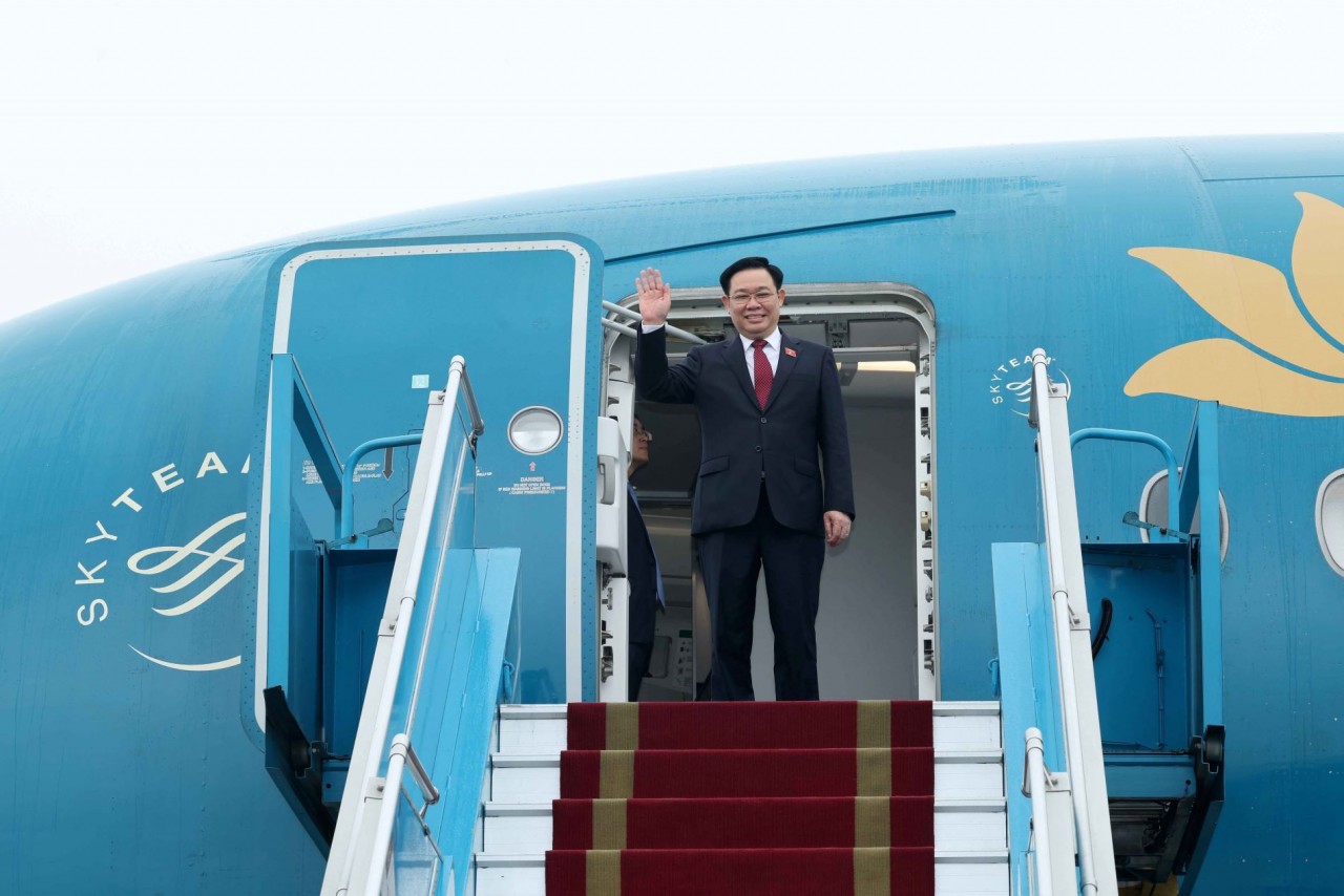 Chủ tịch Quốc hội Vương Đình Huệ lên đường thăm chính thức Trung Quốc