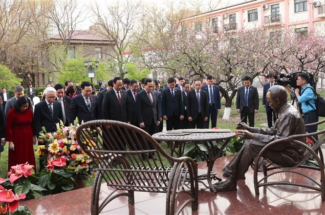 Chủ tịch Quốc hội Vương Đình Huệ dâng hoa tưởng niệm trước tượng Chủ tịch Hồ Chí Minh trong khuôn viên Đại sứ quán Việt Nam tại Trung Quốc. Ảnh: Nhan Sáng-TTXVN