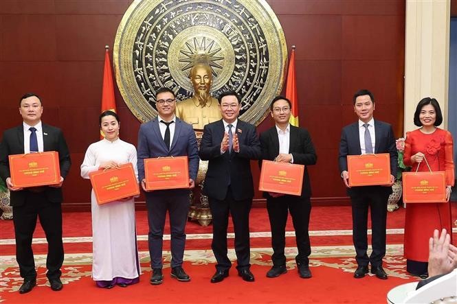 Chủ tịch Quốc hội Vương Đình Huệ tặng quà cho đại diện cộng đồng người Việt Nam tại Trung Quốc. Ảnh: Nhan Sáng-TTXVN