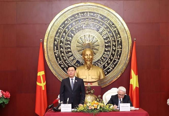 Chủ tịch Quốc hội Vương Đình Huệ nói chuyện thân mật với cán bộ, nhân viên Đại sứ quán và cộng đồng người Việt Nam tại Trung Quốc. Ảnh: Nhan Sáng-TTXVN