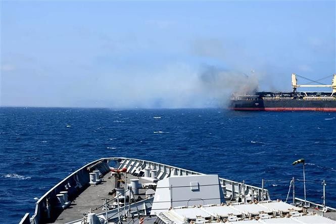 (Tư liệu) Con tàu bị lực lượng Houthi tấn công trên Vịnh Aden, Yemen, ngày 6/3/2024. Ảnh: AFP/TTXVN