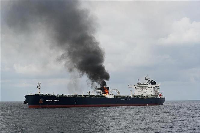 (Tư liệu) Con tàu bị tấn công khi đi qua Vịnh Aden, ngày 27/1/2024. Ảnh: AFP/TTXVN